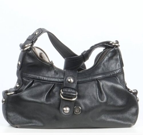 Un sac à main vintage en cuir noir avec des détails métalliques argentés, idéal pour accessoiriser des vêtements d'occasion.