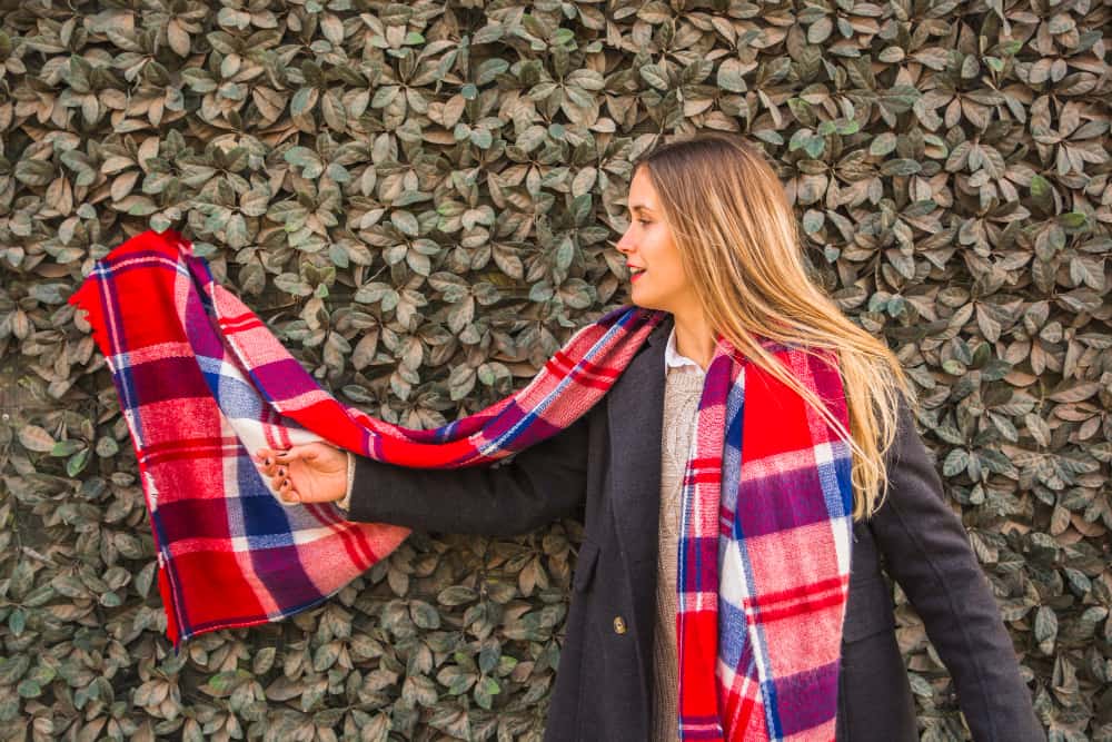 Foulard en soie et écharpe de créateur élégamment drapés, symboles du luxe et du savoir-faire français en accessoires de mode.