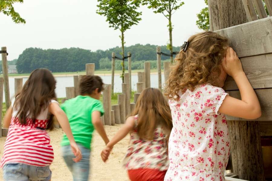 Un groupe d'enfants s'amuse et court lors d'une de leurs sorties en plein air énergiques.